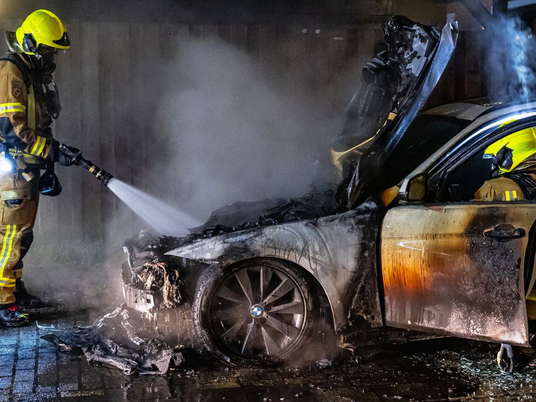 De uitgebrande auto aan de Van Aerssenstraat.