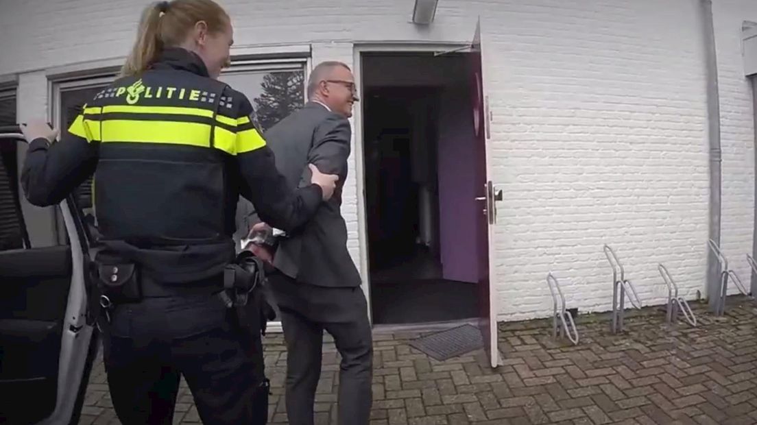 Burgemeester Sijbom in de boeien