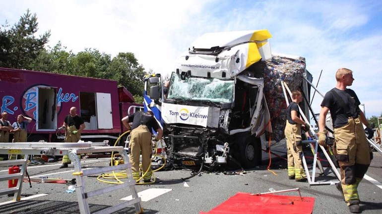 Vrachtwagenchauffeur Buiten Levensgevaar Na Ernstig Ongeluk A12 Arnhem ...