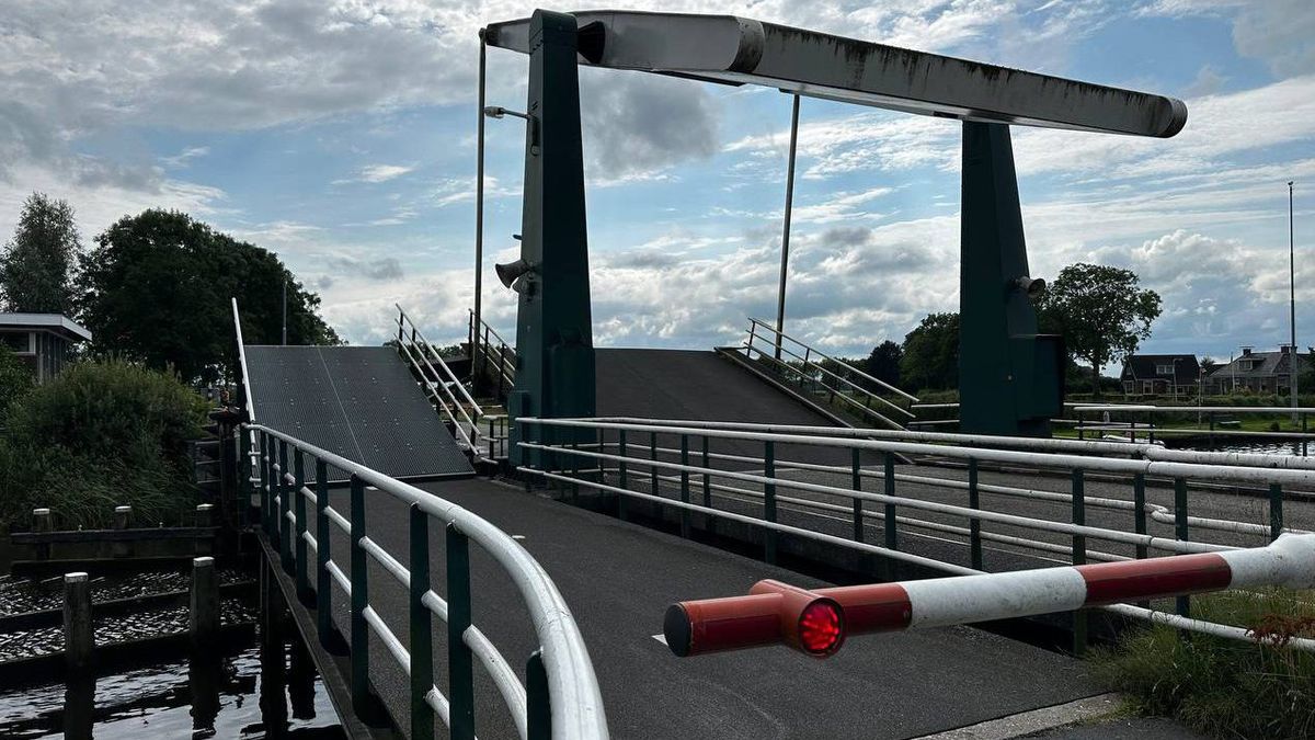 Brug over De Lits in Eastermar maanden dicht voor scheepvaart | Twee maanden cel voor diefstal bij F