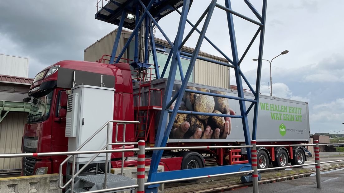 De aardappelen komen aan bij de fabriek