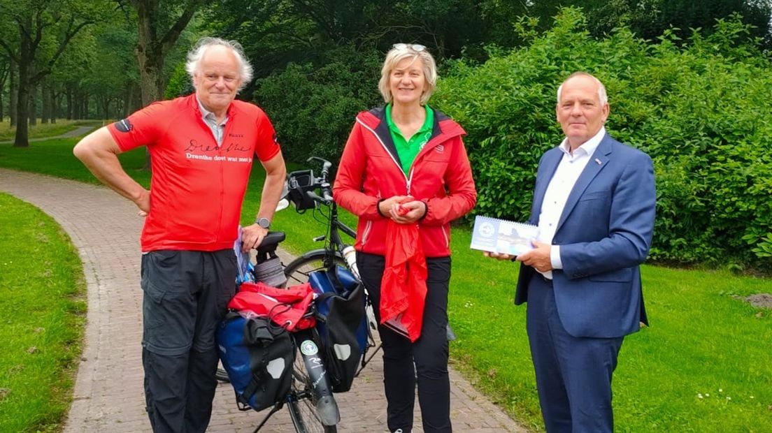 Erik en Hetty Luppes overhandigen het 1001ste exemplaar aan gedeputeerde Henk Brink