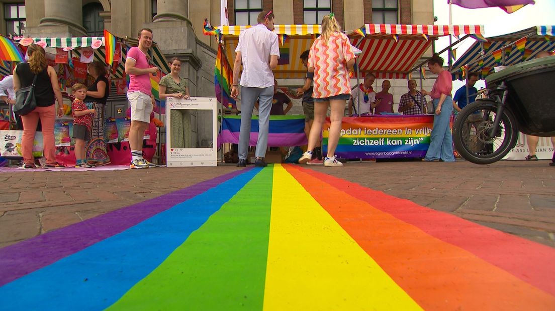 Een regenboogloper tijdens de Pride in Stad
