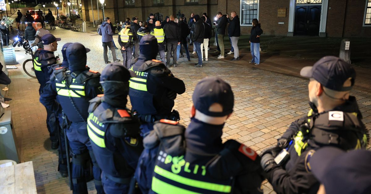 Politie massaal aanwezig op Scheveningen bij demonstratie na steekpartij in supermarkt