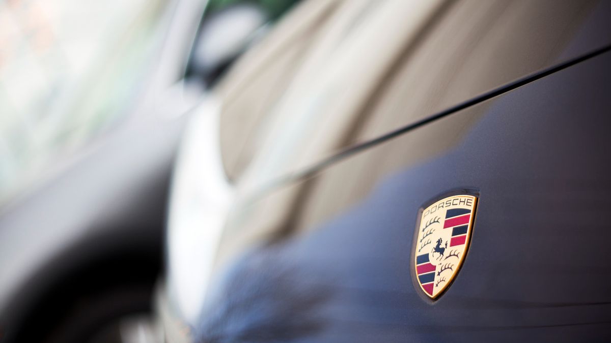 Gestolen Porsche crasht in Nederweert, gevluchte mannen aangehouden in Maastricht