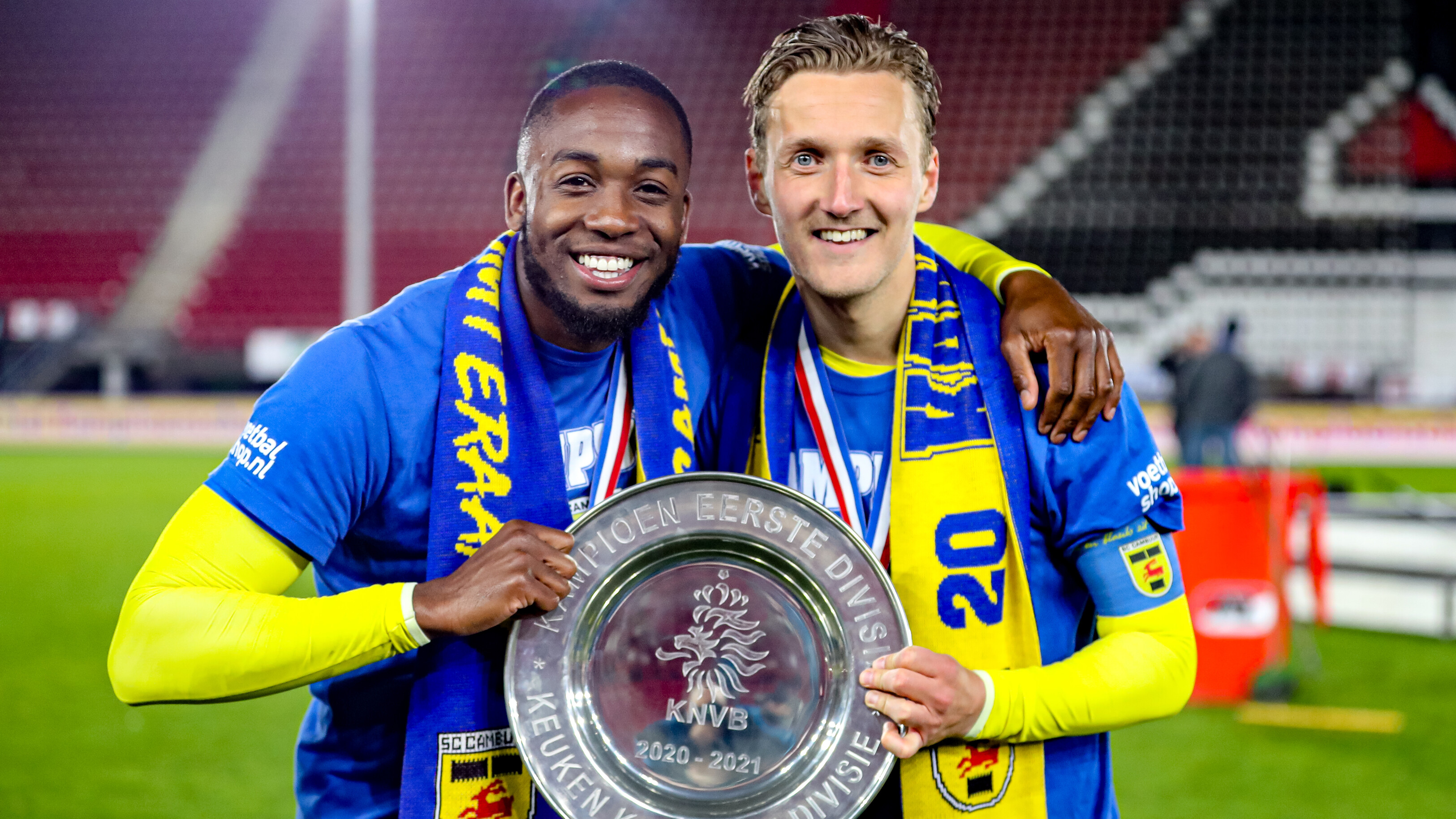 Oanfierder Erik Schouten (rjochts) en Calvin Mac-Intosch fiere de titel yn 2021