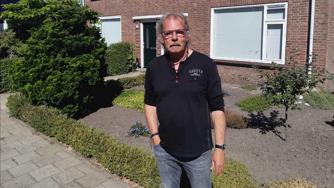 Harrie te Wierik voor zijn geliefde huis aan Het Zwarteland