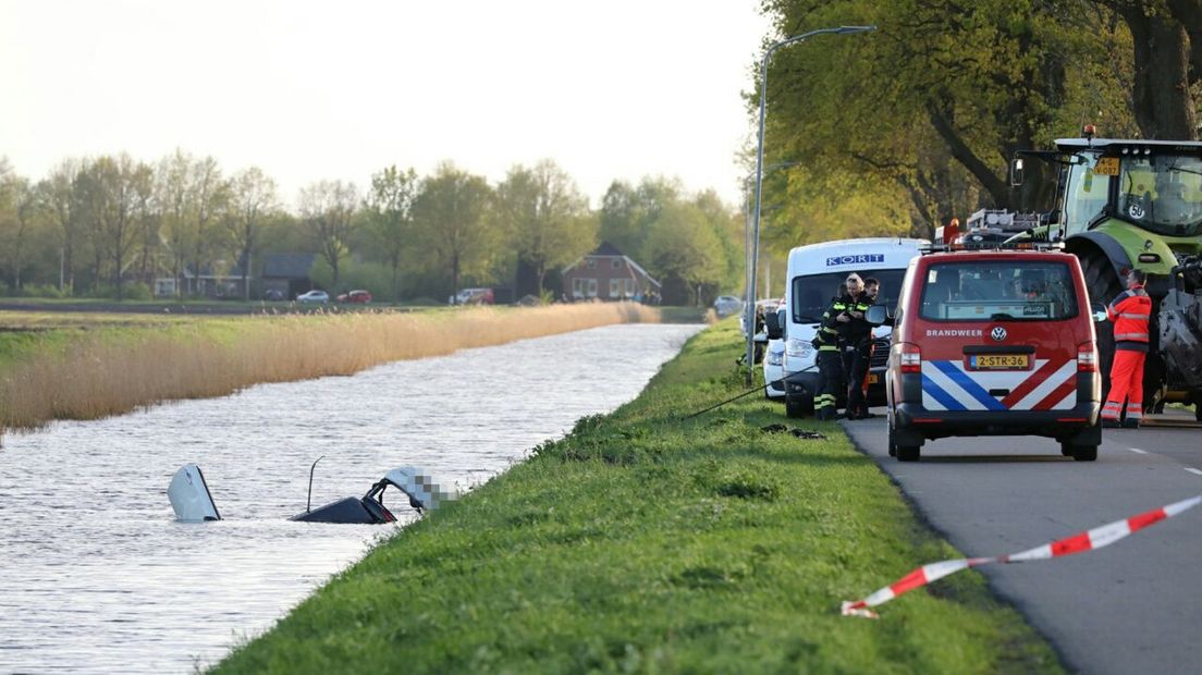 Bij de Pekelderstraat in Stadskanaal is donderdagavond een auto te water geraakt.