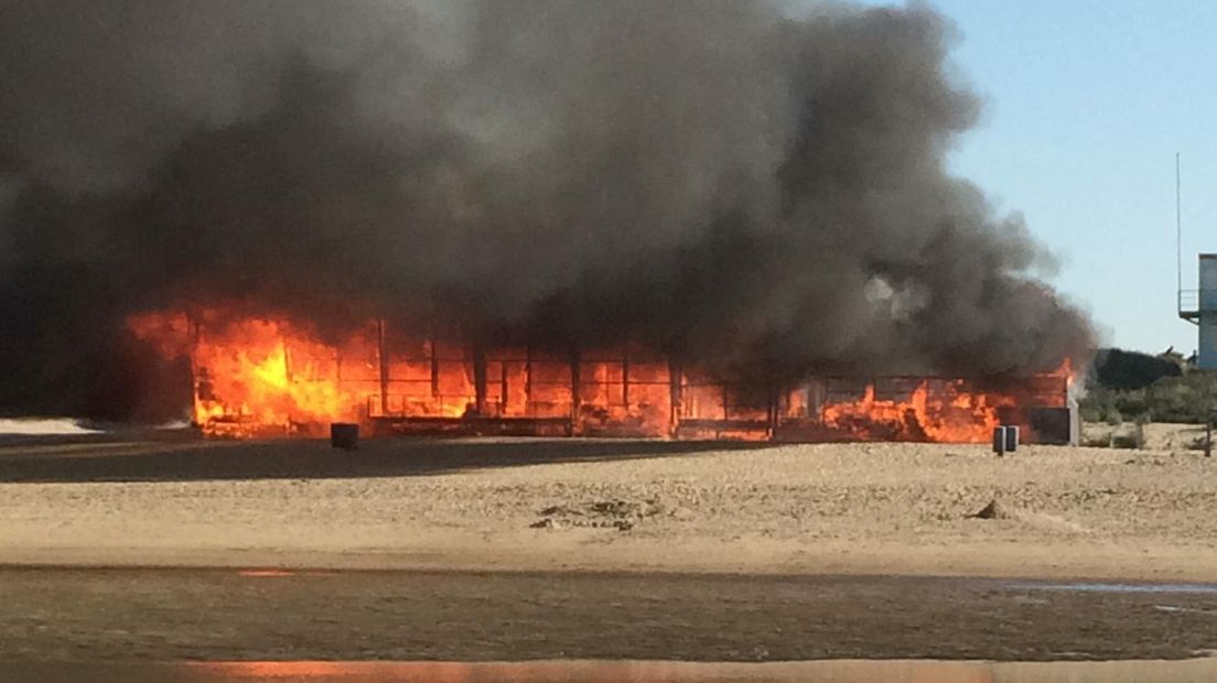 Niks blijft over van het strandpaviljoen na de grote brand