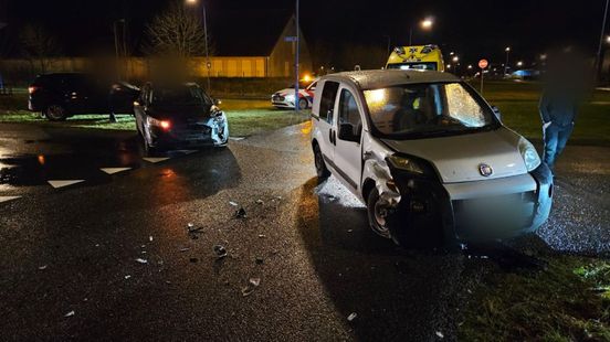 Twee autos tegen elkaar gereden • aanrijding in Varsseveld. Twee autos tegen elkaar gereden • aanrijding in Varsseveld.