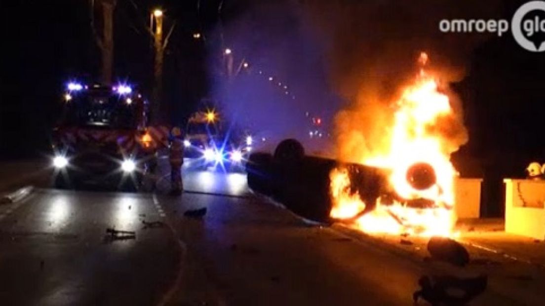 In Oosterbeek is een auto in brand gevlogen nadat deze over de kop vloog.