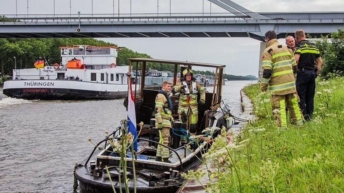 Het schip langs het kanaal.