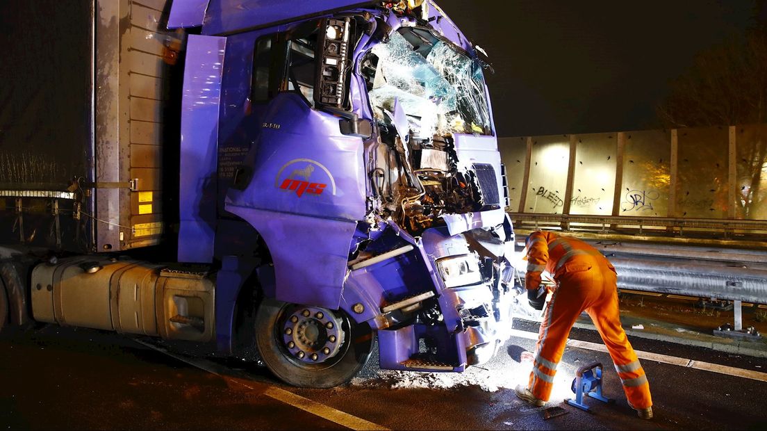 Vrachtwagen heeft zware schade als gevolg van botsing met voorganger