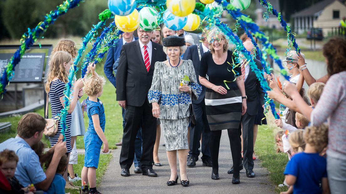 Prinses Beatrix bij aankomst.