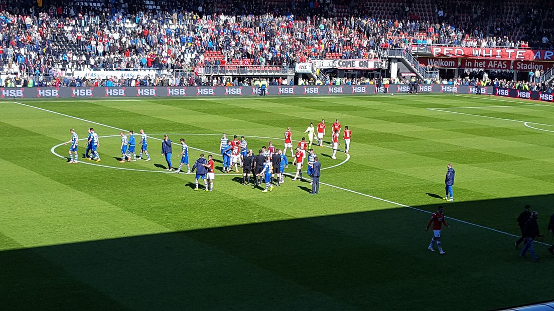 De Graafschap heeft zondag de play-offs voor promotie/degradatie definitief veilig gesteld. Al heeft het daar zelf weinig aan gedaan in de uitwedstrijd bij AZ. De Superboeren gingen met 4-1 onderuit.