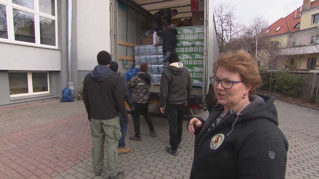 In Polen wordt de vrachtwagen met hulpgoederen uit Hertme uitgeladen