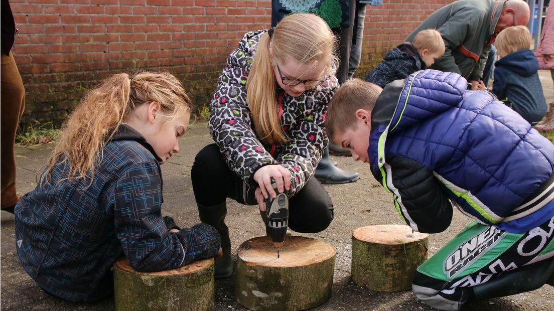 Kinderen in Noordscheschut maken een mini-insectenhotel tijdens de Bijenwerkdag (Rechten: Stefan Pronk)