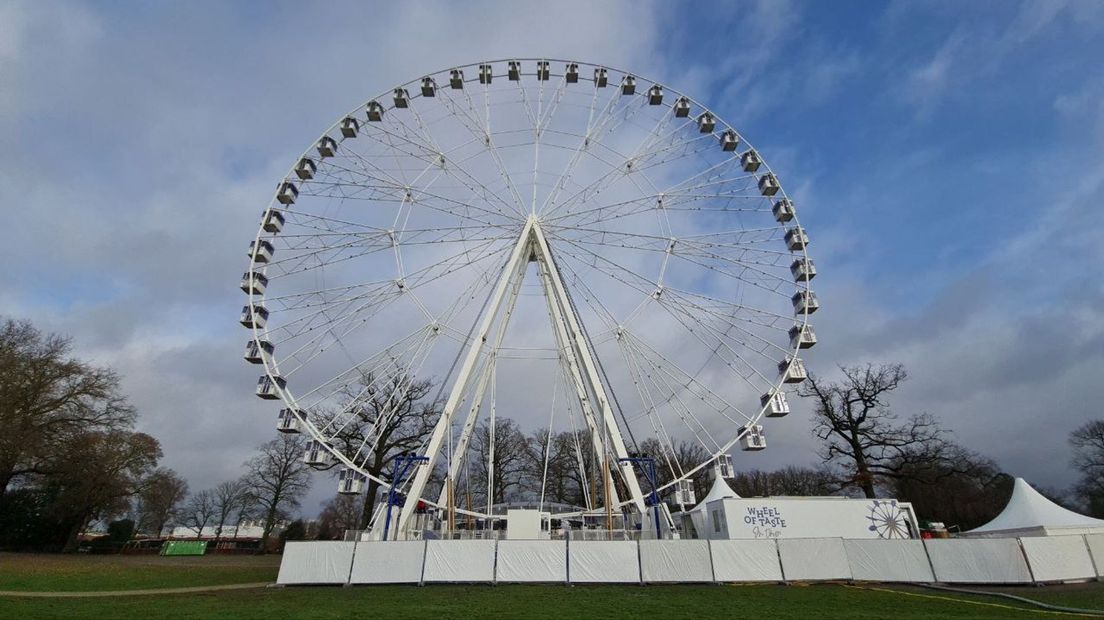 Reuzenrad valt stil in Enschede: dertig bezoekers zitten urenlang vast