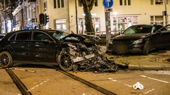 Twee autos gecrasht na achtervolging | Ongeluk op snelweg met vrachtwagen en auto.