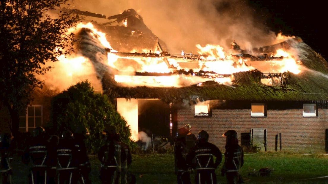 Grote brand in boerderij na blikseminslag