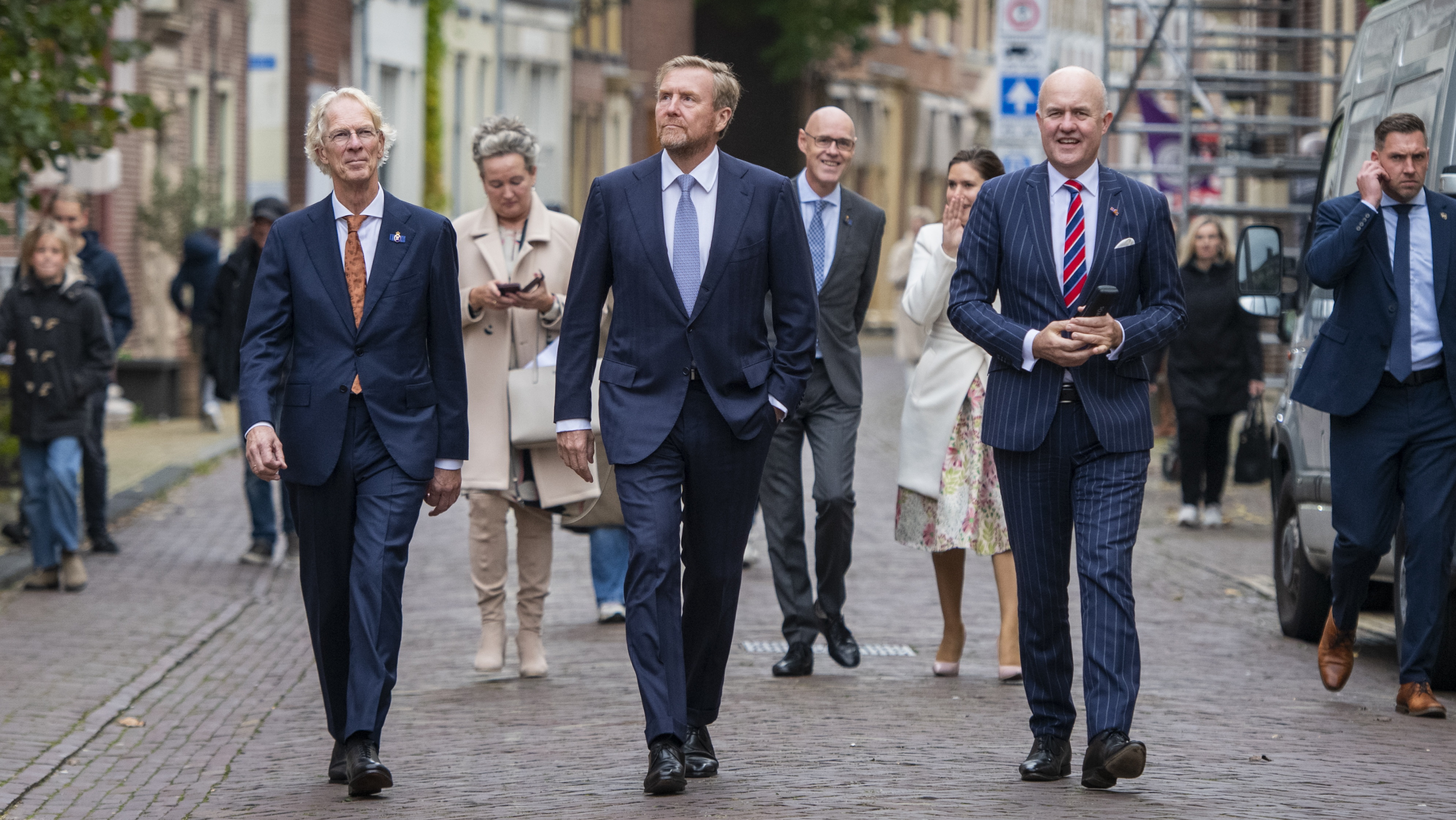De koning wandelt door de Grote Kerkstraat in Leeuwarden