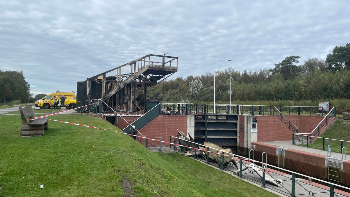 Vaarroute zeker half jaar dicht na brand in sluisgebouw Nieuw-Dordrecht