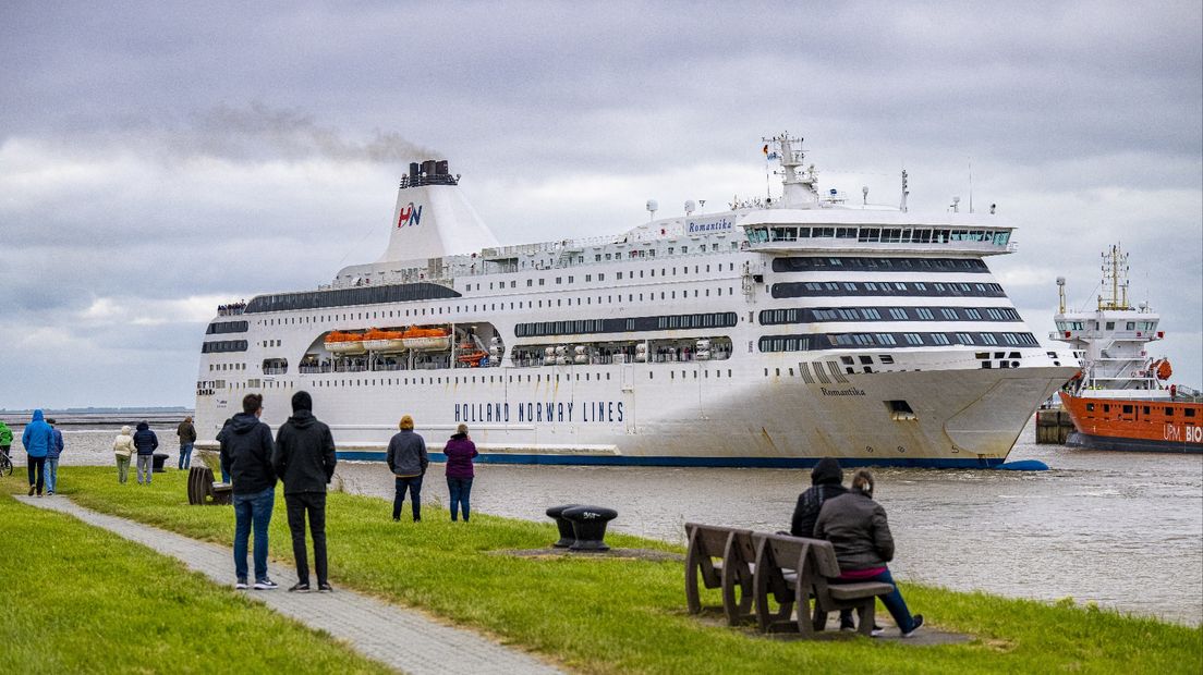 De MS Romantika in de haven van Emden