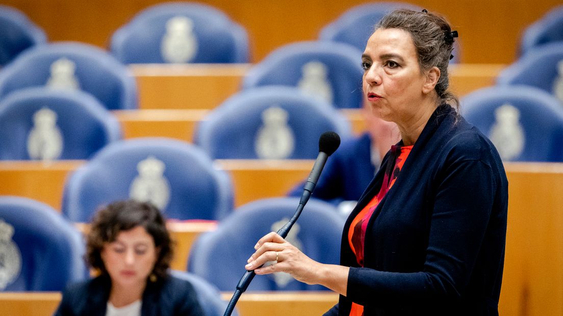 Isabelle Diks als Kamerlid bij de interruptiemicrofoon