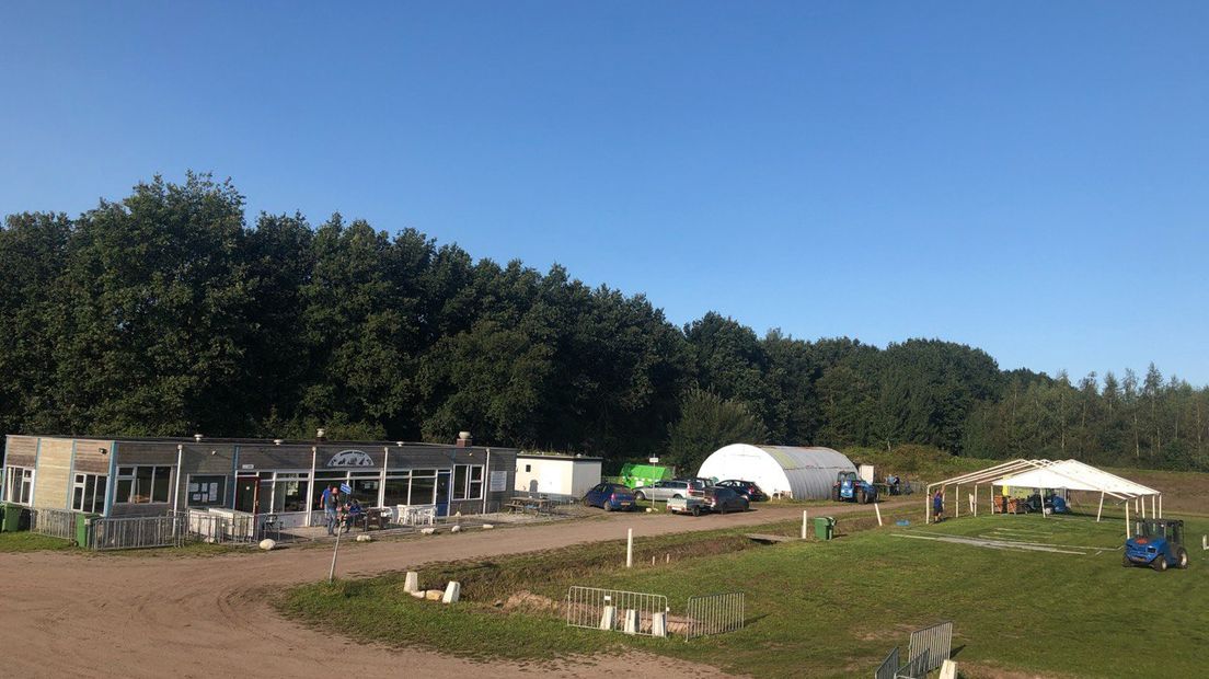 Het terrein naast de baan wordt in gereedheid gebracht