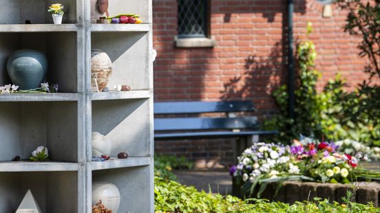 Urn van moeder zoek, dochter stapt naar rechter Nieuws