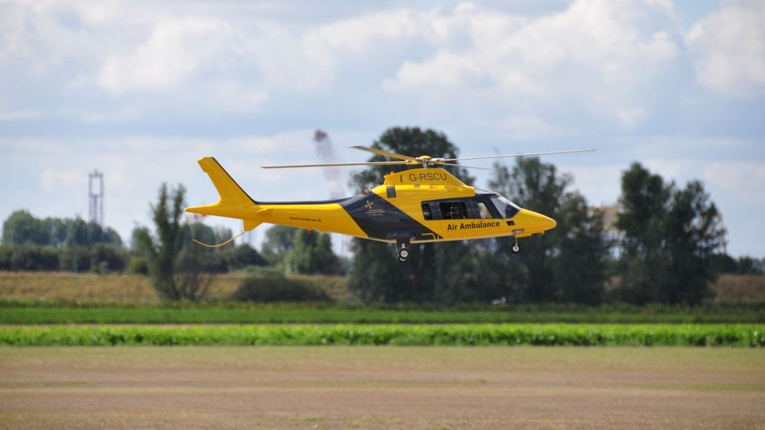 Luchtambulance bij vliegveld Midden-Zeeland.