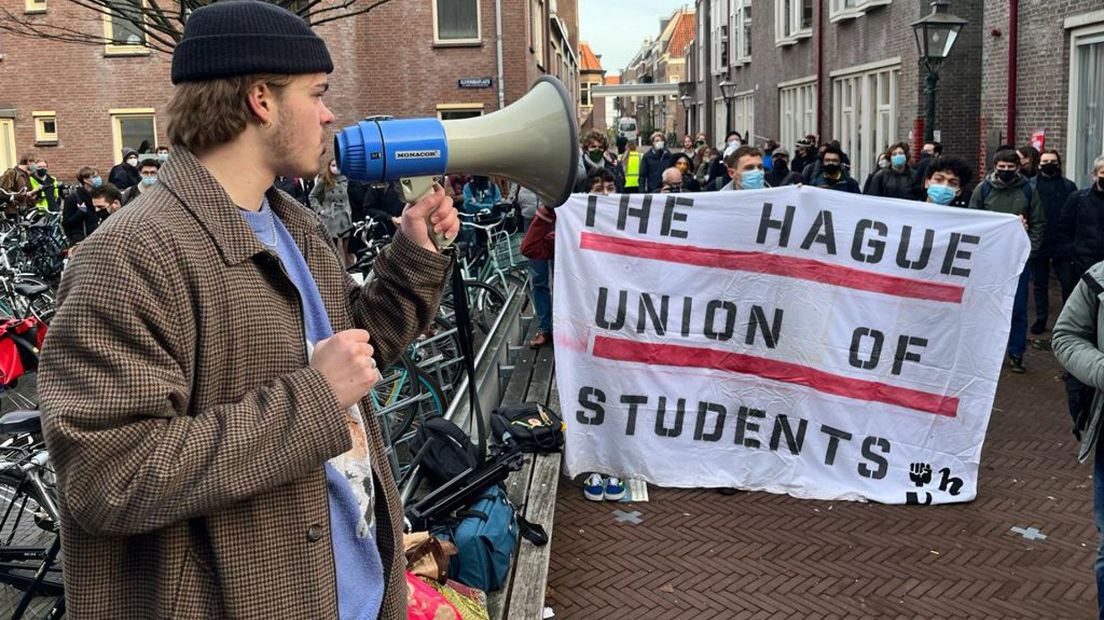 Studenten protesteren tegen de opgehangen camera's van de Universiteit Leiden