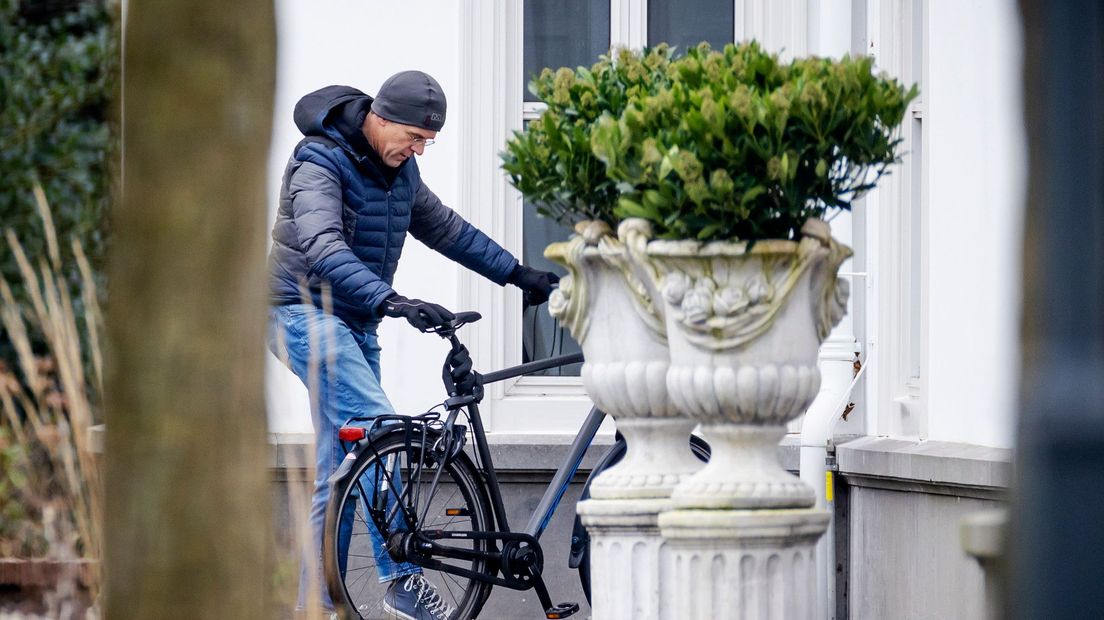 Premier Mark Rutte komt aan bij het Catshuis.