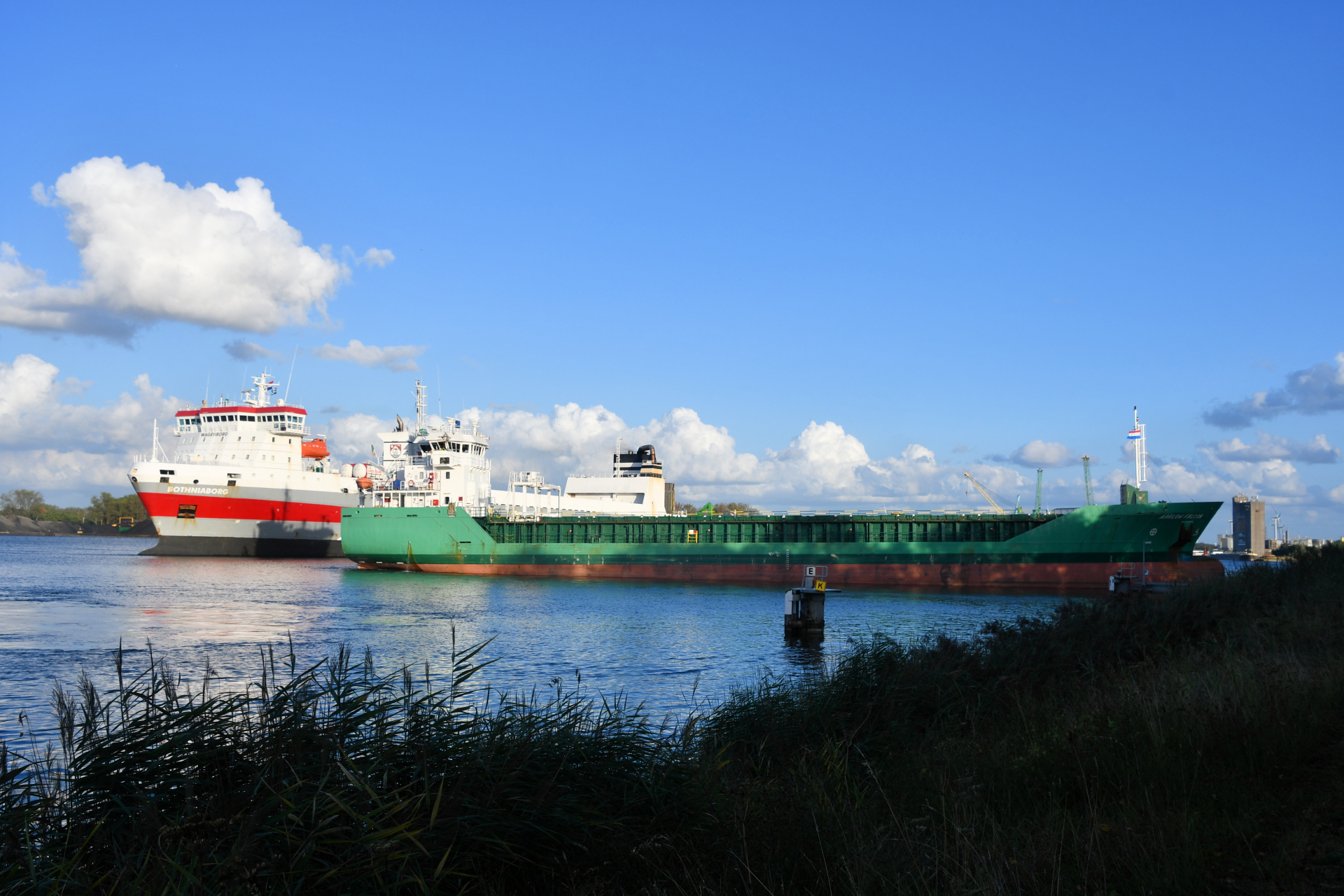 Vrachtschip strandt op Kanaal Gent-Terneuzen