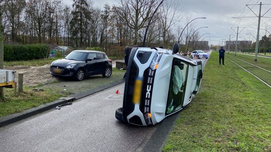 Auto belandt op zijkant bij ongeluk Nieuws
