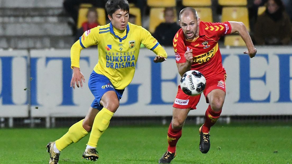 Istvan Bakx van Go Ahead Eagles (rechts) in duel met Sai van Wermeskerken van SC Cambuur