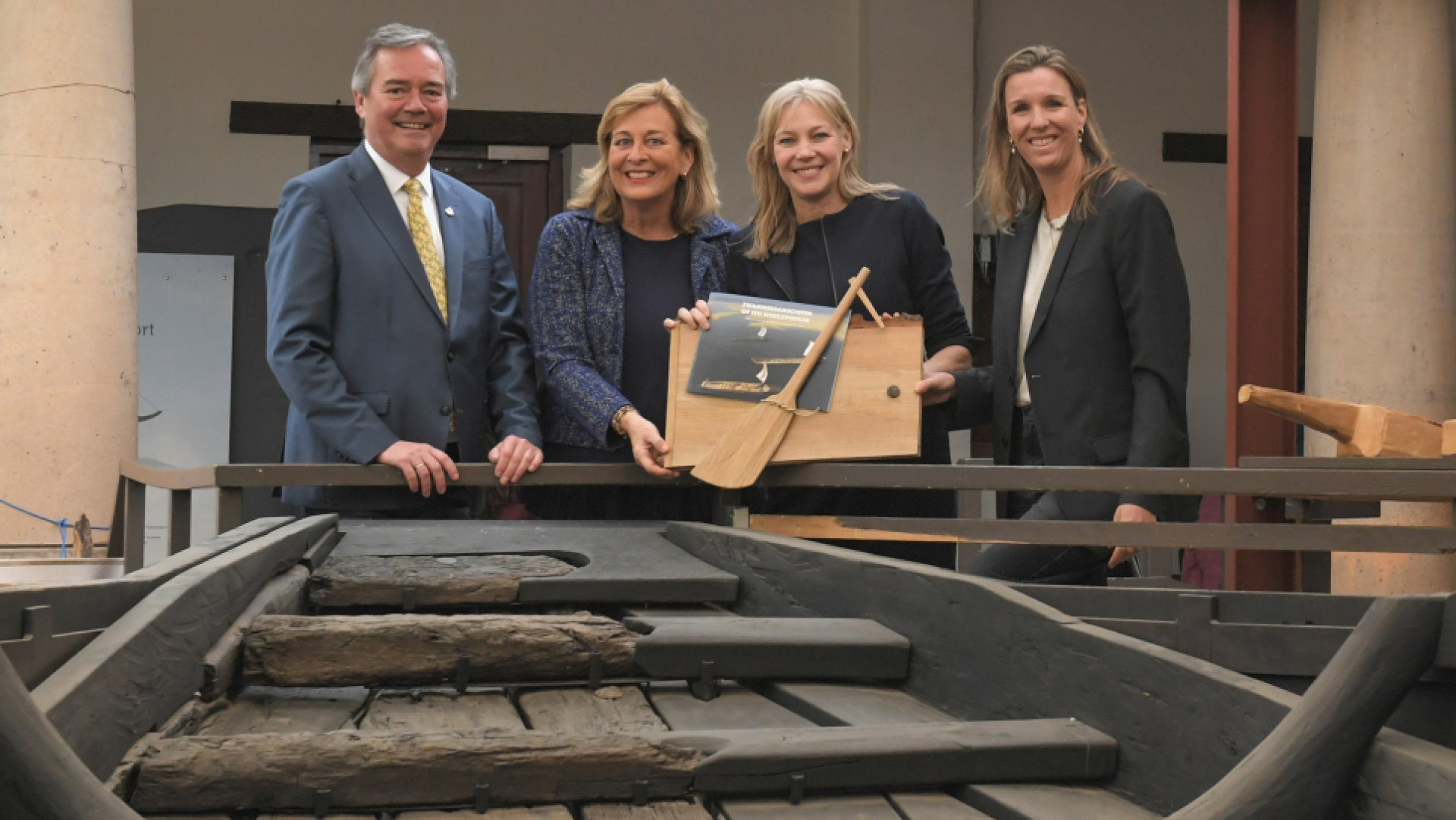 Gedeputeerde Stolk, Monique Veldman (Archeon), wethouder Bokhove en Marjorie Verhoek (Rijksdienst Cultureel Erfgoed)