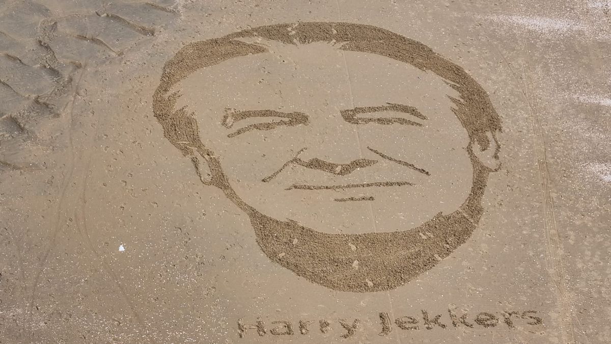 Metersgrote Harrie Jekkers te zien op het strand