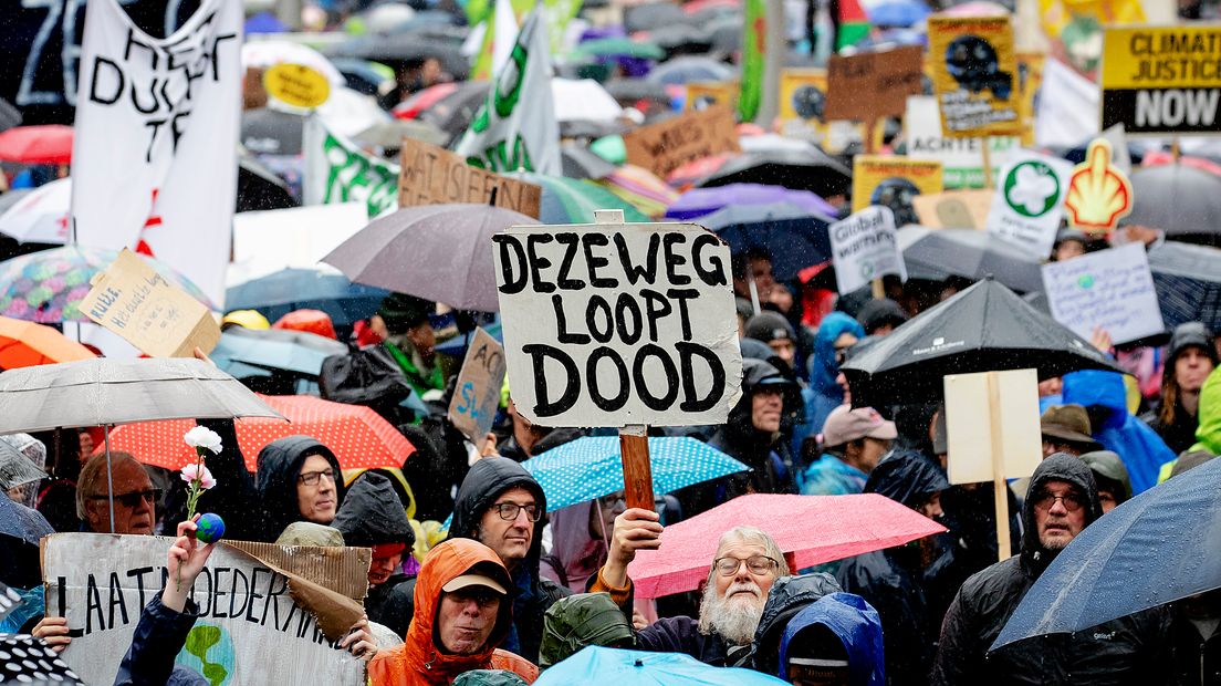 40.000 demonstranten in de stromende regen (Rechten: ANP / Robin van Lonkhuijsen)