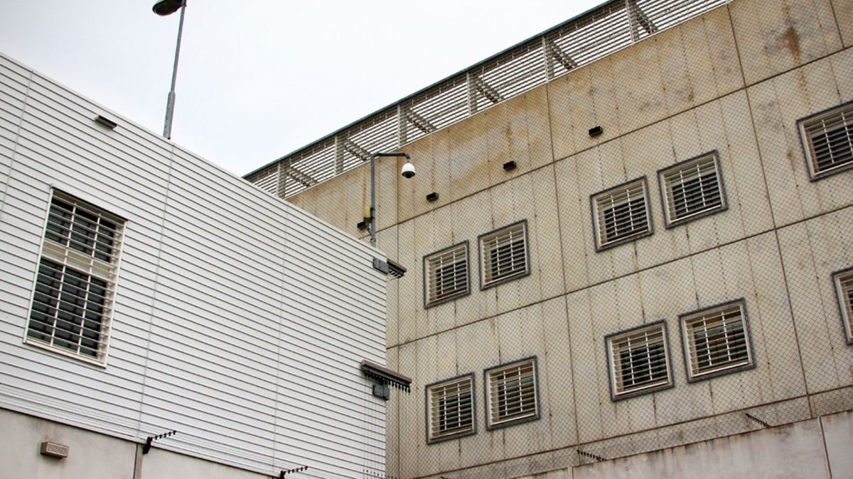 Geef gevangenen met voorrang huis in plaats waar gevangenis staat, goed idee? Gemeenten slaan alarm