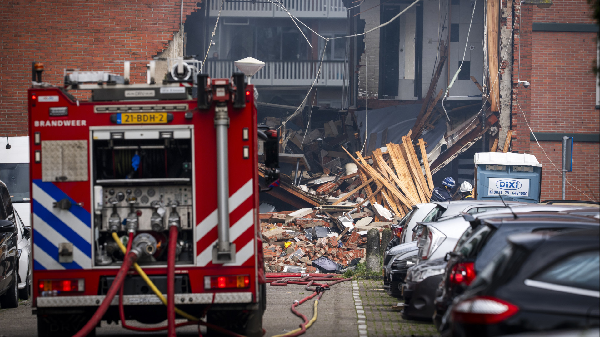 Veel schade door een explosie aan een bijgebouw onder de flat aan de Osdorper Ban in Amsterdam