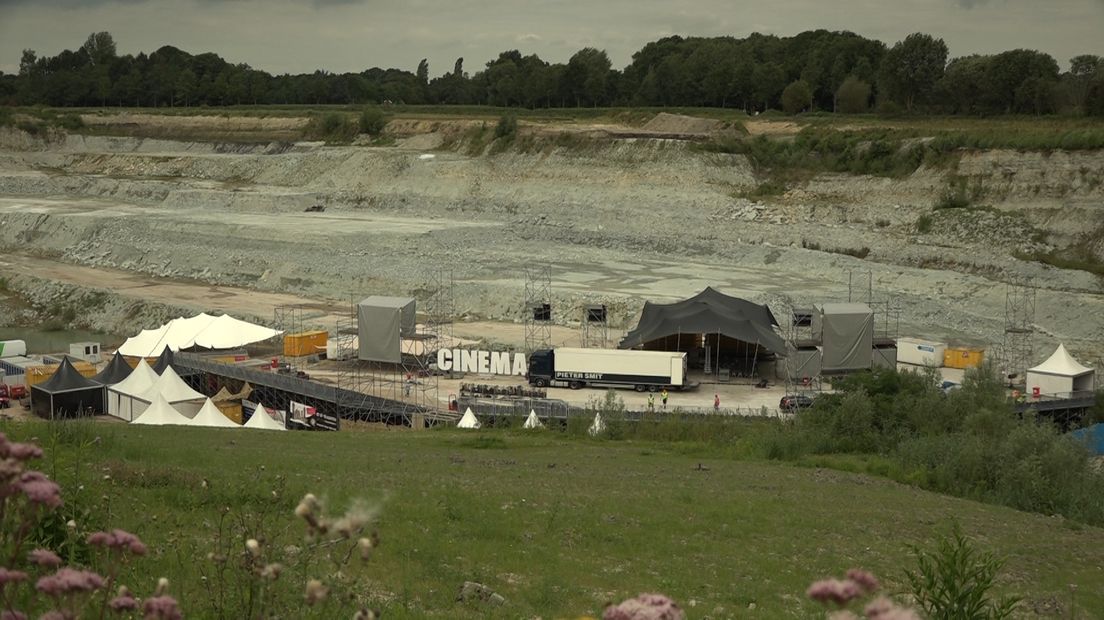 'Kijk: het pad hier naar beneden is breder geworden', legt voorzitter Dirk Willink van het Steengroevetheater in Winterswijk uit terwijl we een stukje naar beneden lopen. 'Daarnaast zie je overal hekken staan.' Veiligheid staat inmiddels voorop.