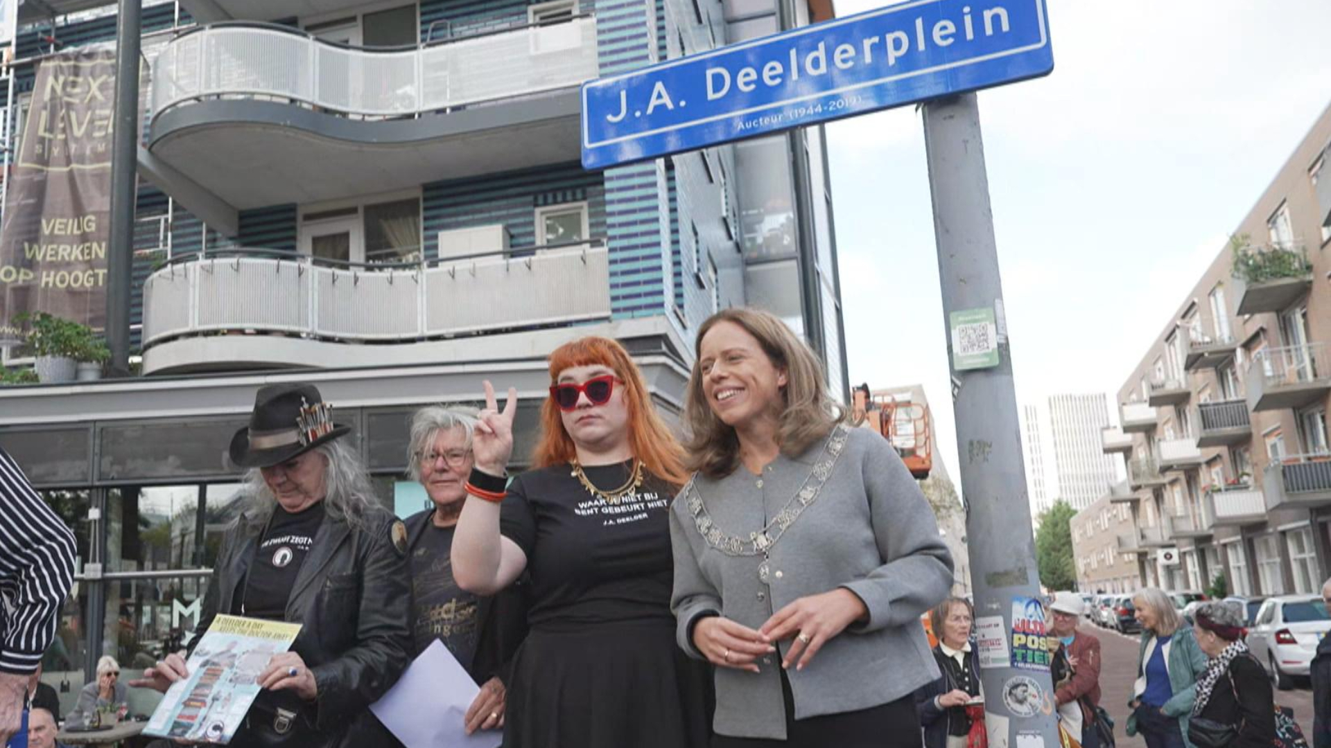 Een feestelijke onthulling op het J.A. Deelderplein.