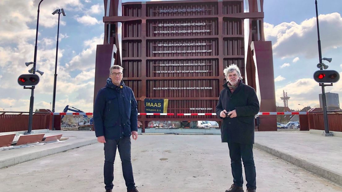 Wethouder John de Jonge en schrijver Wim Hofman bij de onthulling van de brug