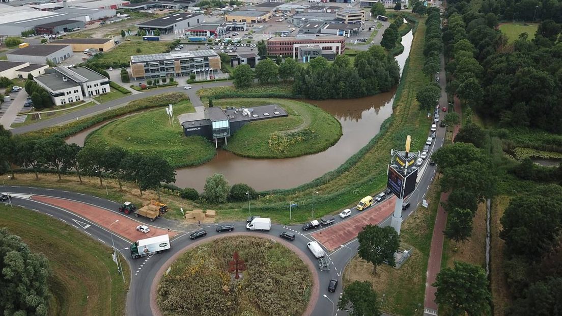 De hooibalen liggen op de weg