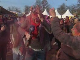 VIDEO: Verslaggever live op zender bedolven met feestpoeder
