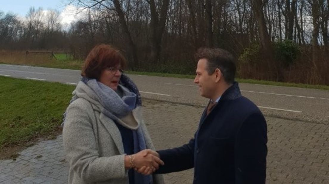 Gedeputeerde de Bat en regiodirecteur Anja de Vos-Biemans van KPN in Grijpskerke