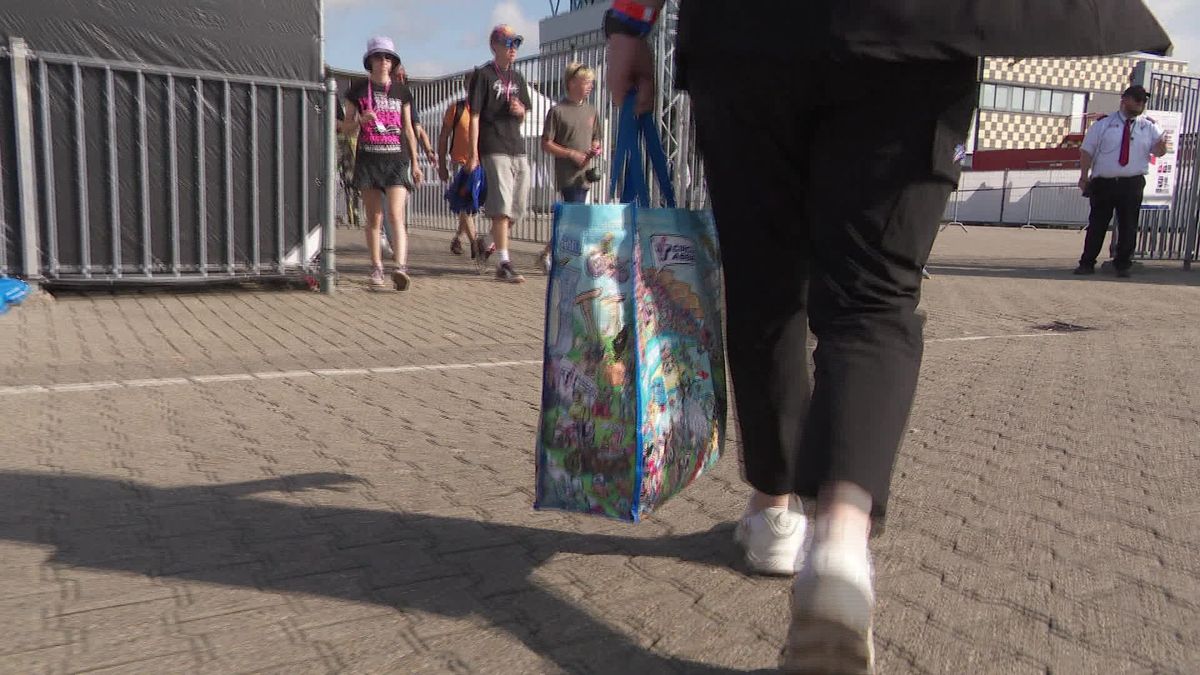 Jan Abbing krijgt tegeltje bij zijn 75ste TT