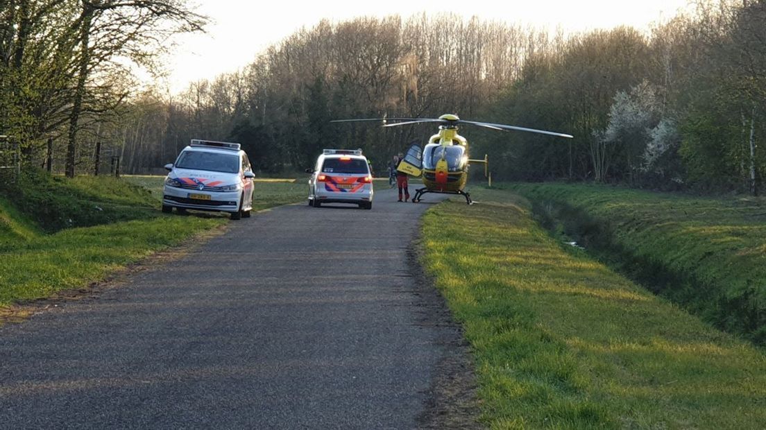 Man met spoed naar ziekenhuis na ongeluk met voertuig op eigen terrein in Hengelo