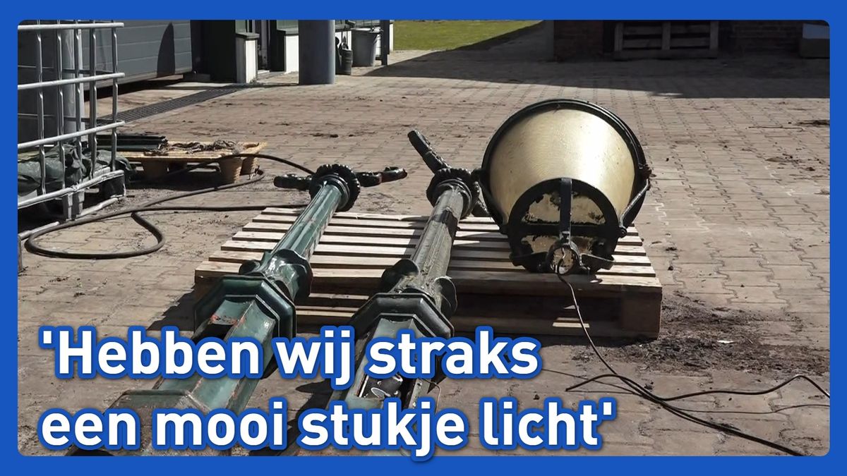Meilof kocht twee oude lantaarnpalen en laat ze opknappen